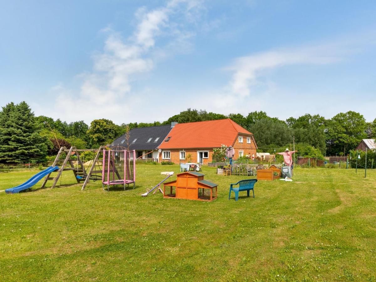 Snug Holiday Home In Divitz Spoldershagen Near Skydiving Esterno foto